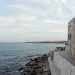 Saliamo sulla struttura e da qui si svela davanti ai nostri occhi un panorama sorprendente: le casette del centro storico, tutte rimesse a nuovo, si affacciano sulla muraglia e hanno di fronte solo ed esclusivamente la grande distesa blu del mare